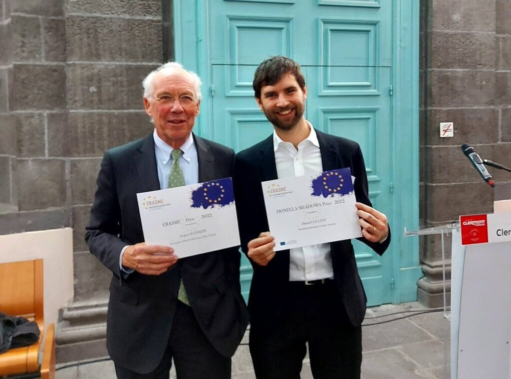 David Collste and Jorgen Randers accept their prizes