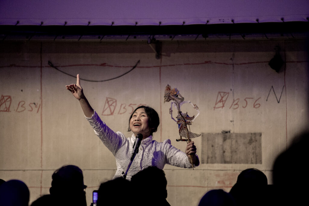 Peni singing
